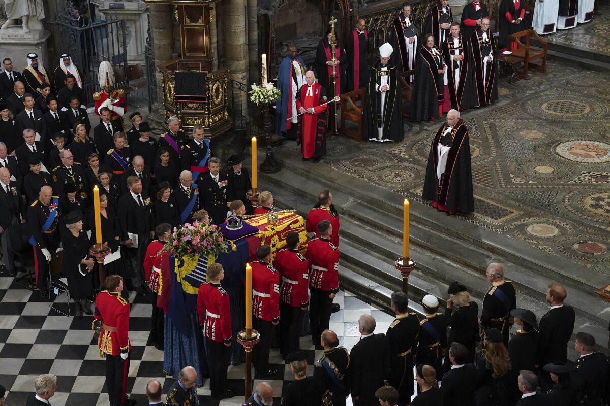 El ataúd de la reina Isabel II se ve colocado cerca del altar durante el funeral de la monarca en la Abadía de Westminster