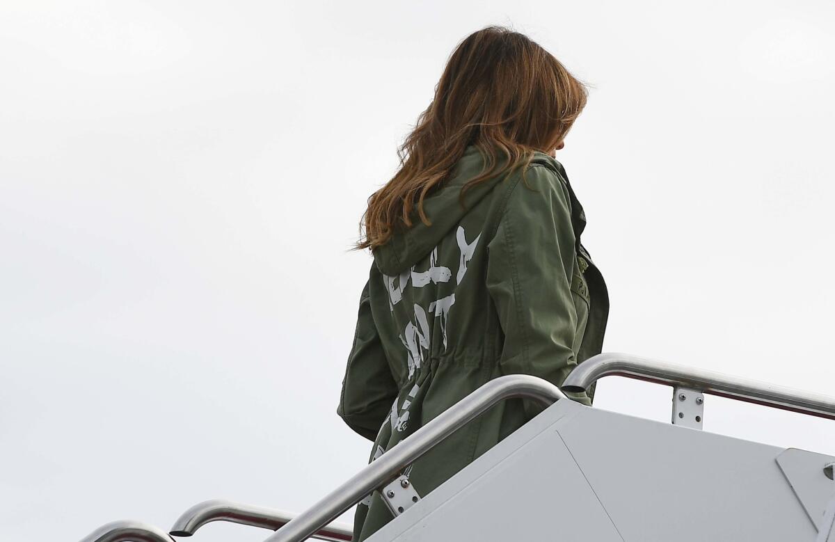 La Primera Dama de Estados Unidos, Melania Trump, aborda un vuelo en la Base Andrews de la Fuerza Aérea en Maryland el 21 de junio de 2018 con una chaqueta que dice: Realmente no me importa. ¿A ti? en letras blancas. Trump se dirigía a Texas para visitar refugios para niños migrantes separados de sus padres.