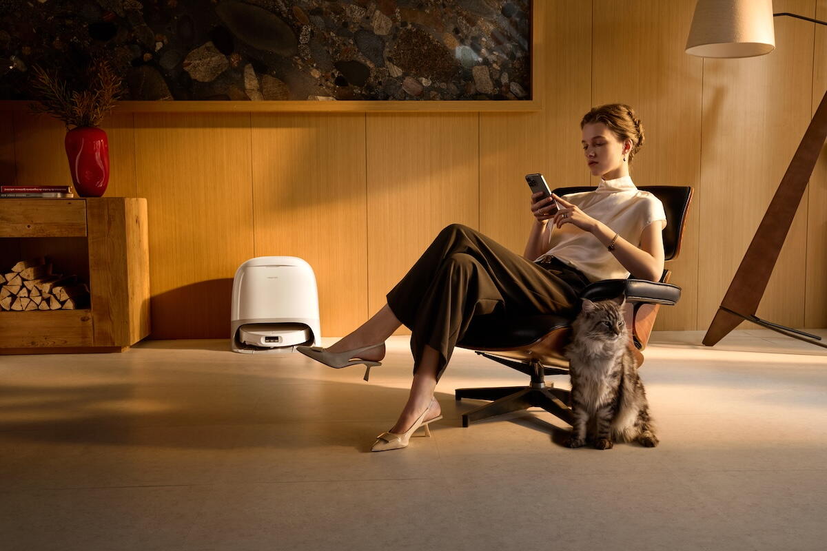 Lifestyle images with pets featuring advanced Roborock vacuums