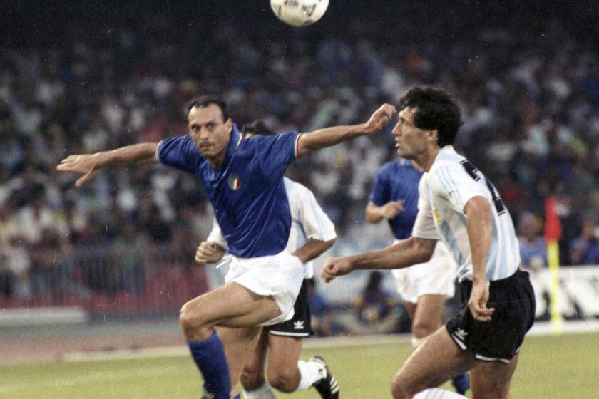 ARCHIVO - El italiano Salvatore Schillaci (izquierda) y el argentino Juan Simón disputa el balón en la semifinal de la Copa Mundial, el 3 de julio de 1990, en Nápoles, Italia. (AP Foto)