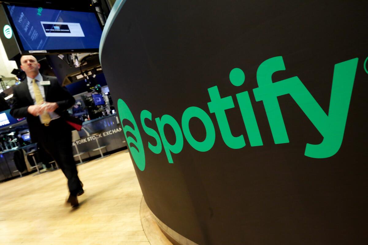 ARCHIVO - Un punto de operaciones bursátiles muestra el logo de Spotify en la Bolsa de Valores de Nueva York.