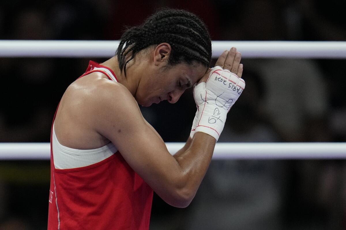 La argelina Imane Khelif celebra su triunfo sobre la húngara Anna Hamori en su combate de cuartos 