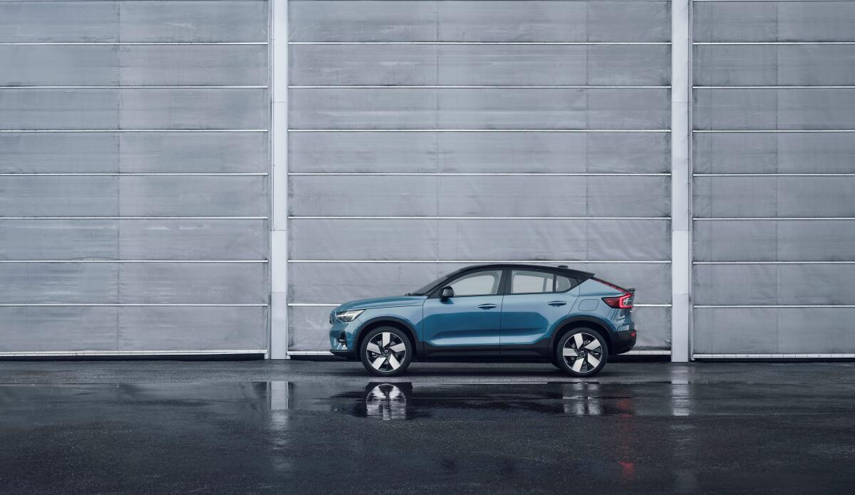 Side view of the Volvo C40 Recharge 