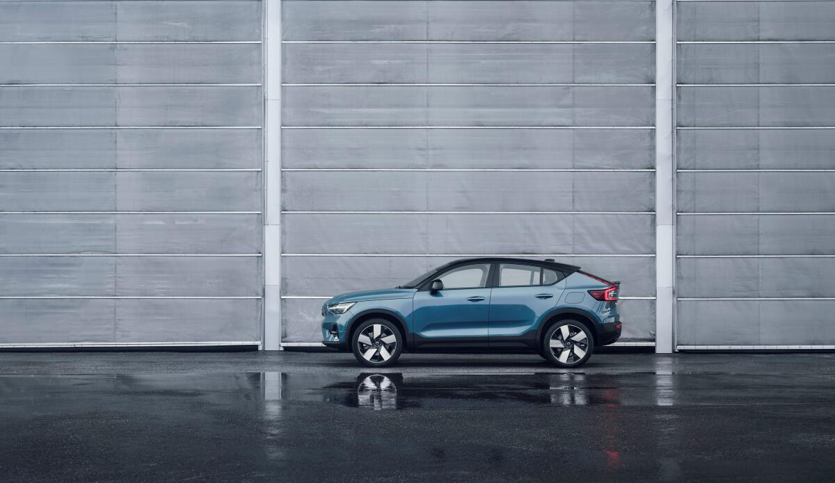 Side view of the Volvo C40 Recharge