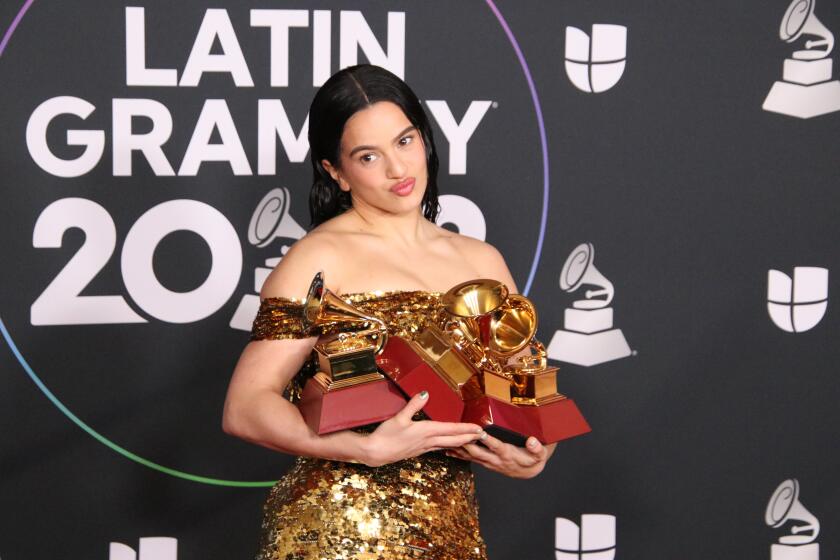 La española Rosalía en la sala de prensa del Latin Grammy.