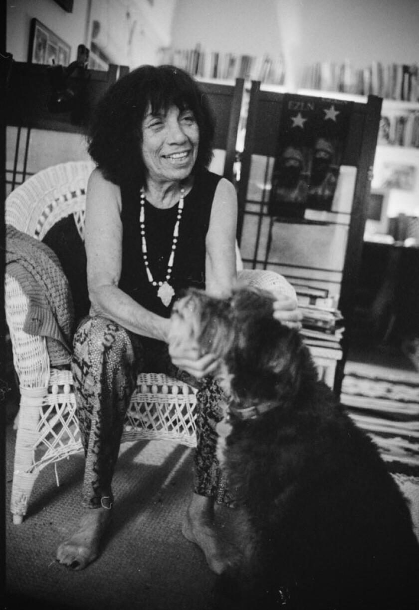Elizabeth "Betita" Martínez memelihara anjingnya, Xochi, di rumahnya di San Francisco