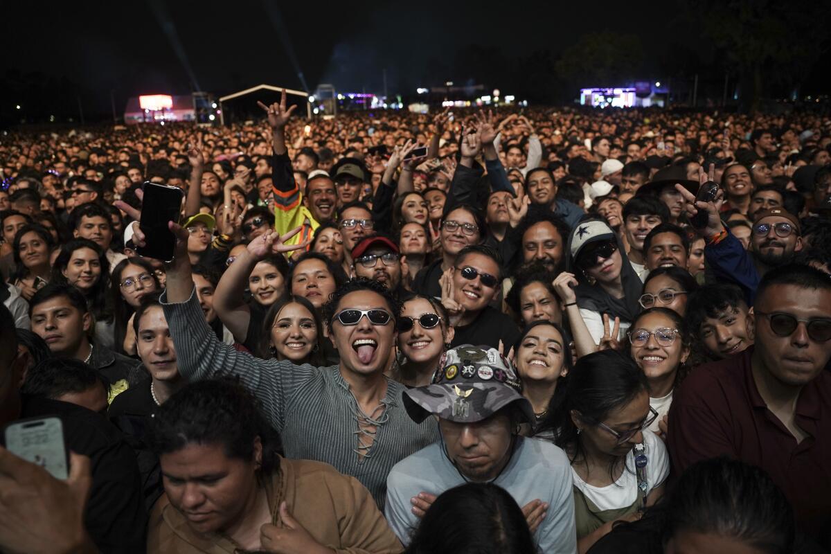 Fans esperan el concierto de la cantante mexicana 