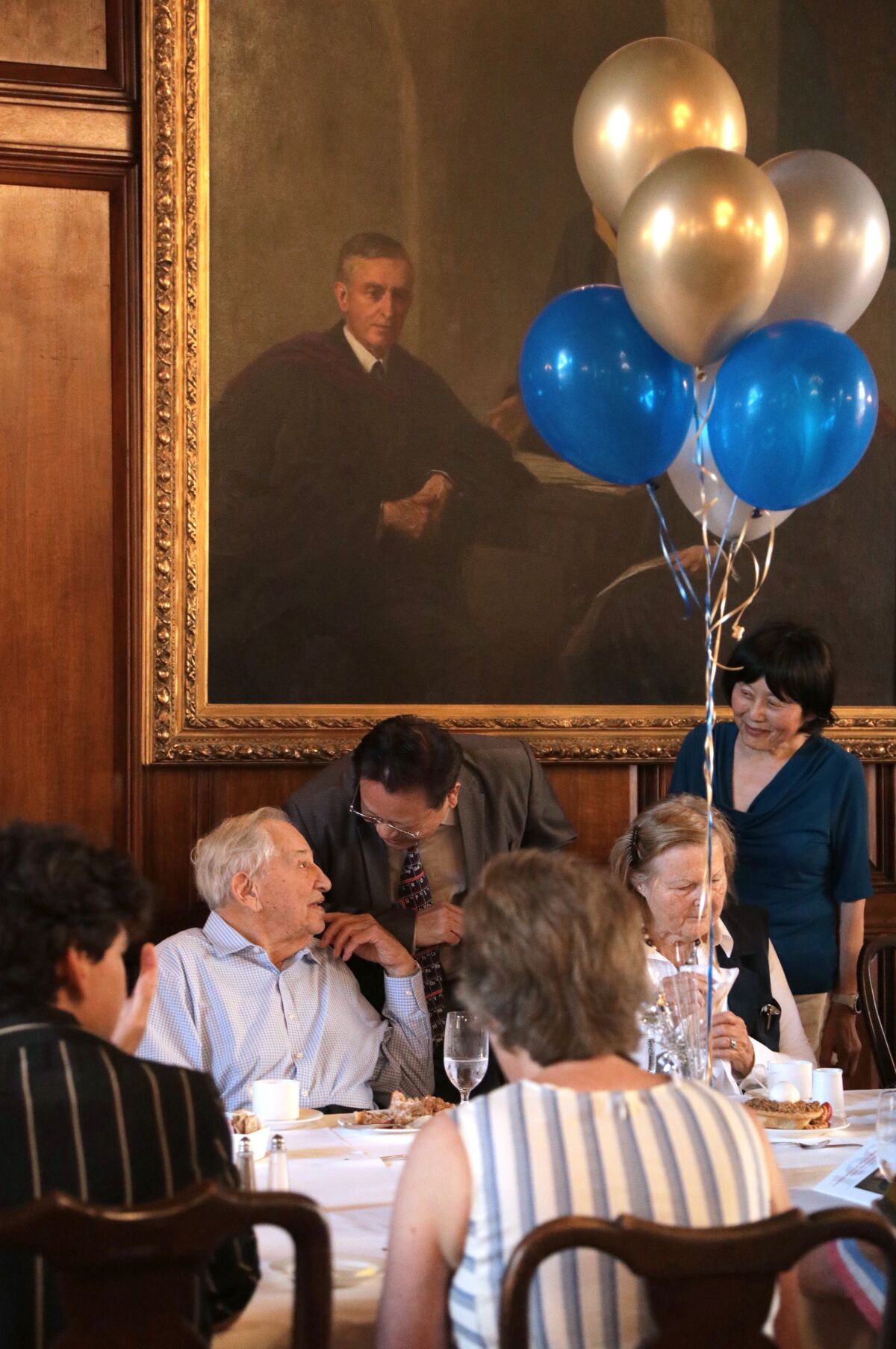 Jack Y. Zhang, Caltech'te Nobel ödüllü kişinin 100. doğum günü kutlaması sırasında Rudy Marcus ile sohbet ediyor.