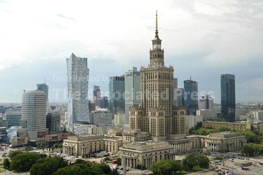 ARCHIVO - Rascacielos más modernos flanquean el Palacio de la Cultura y la Ciencia de la era comunista, en primer plano, el 25 de mayo de 2018, en Varsovia, Polonia. (AP Foto/Alik Keplicz, archivo)