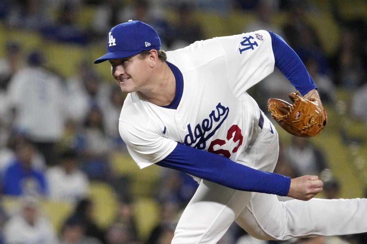 Le lanceur des Dodgers Kyle Hurt lance au marbre lors de la neuvième manche contre les Padres de San Diego.