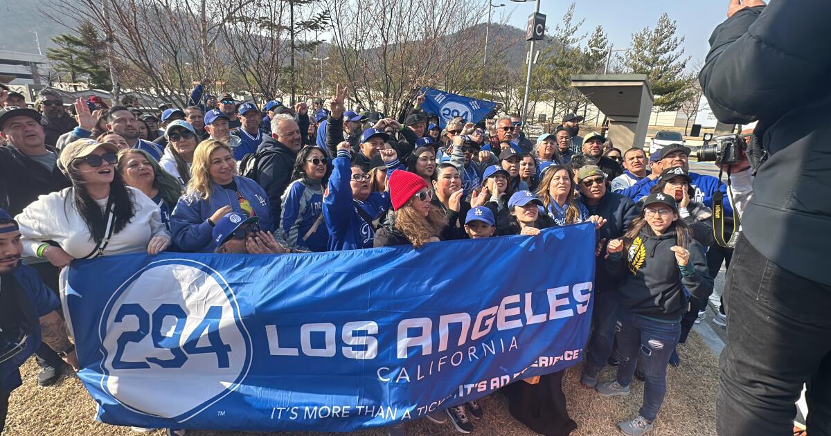 Engagierte Dodgers-Fans besuchen DMZ und hoffen, dass sie Spielkarten ergattern können