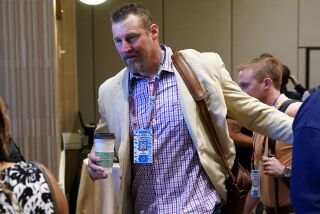 El entrenador de los Lions de Detroit Dan Campbell se retira tras hablar con la prensa durante la disponibilidad de entrenadores durante las reuniones de dueños de la NFL el martes 28 de marzo del 2023. (AP Foto/Matt York)
