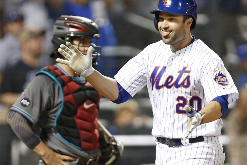 Mets second baseman Neil Walker (20) smiles in front of Diamondbacks catcher Tuffy Gosewisch after hitting a two-run home run during the sixth inning on Aug. 9.