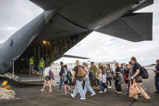 En esta imagen, distribuida por el Departamento de Defensa de Australia, turistas australianos y de otras nacionalidades embarcan en un Hércules de la Fuerza Aérea australiana en el aeropuerto de Magenta, en Nueva Caledonia, el 21 de mayo de 2024. (LAC Adam Abela/Royal Australian Airfare via AP)