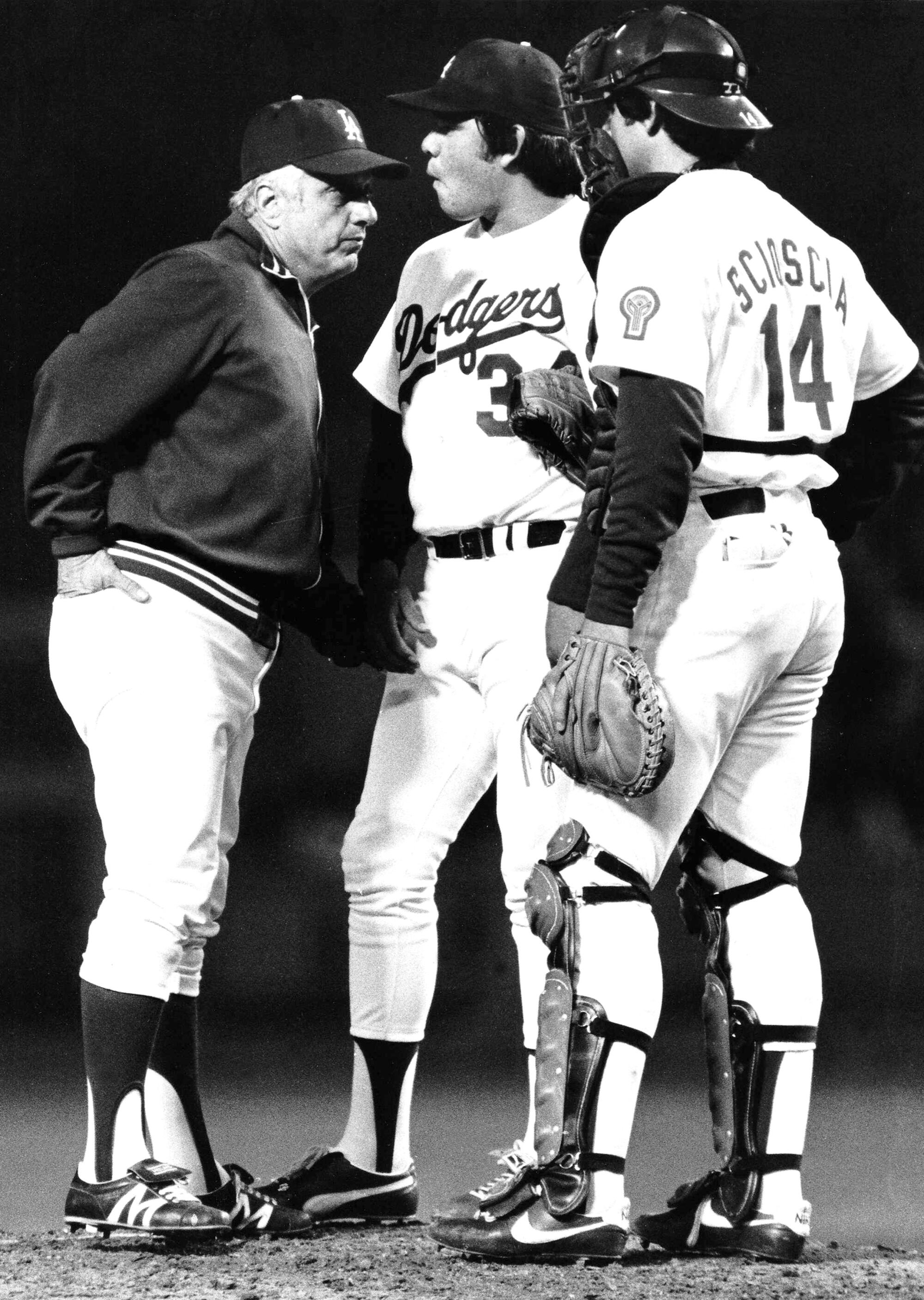 Mike Scioscia on Fernando Valenzuela: ‘You might see his management within the clubhouse’ Mike Scioscia on Fernando Valenzuela: ‘You might see his management within the clubhouse’