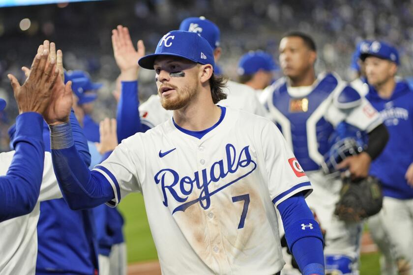 Bobby Witt Jr. de los Reales de Kansas City celebra junto a sus compañeros de equipo luego del triunfo sobre los Azulejos de Toronto, el martes 23 de abril de 2024, en Kansas City, Misuri. (AP Foto/Charlie Riedel)