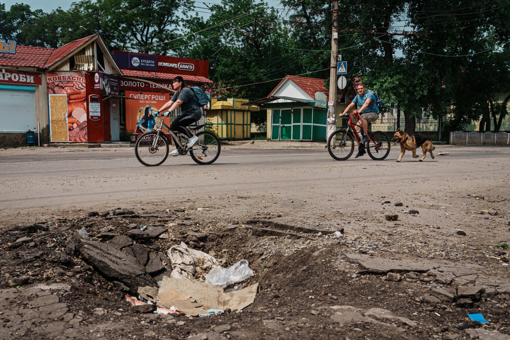 Les gens font du vélo dans une rue déchirée    