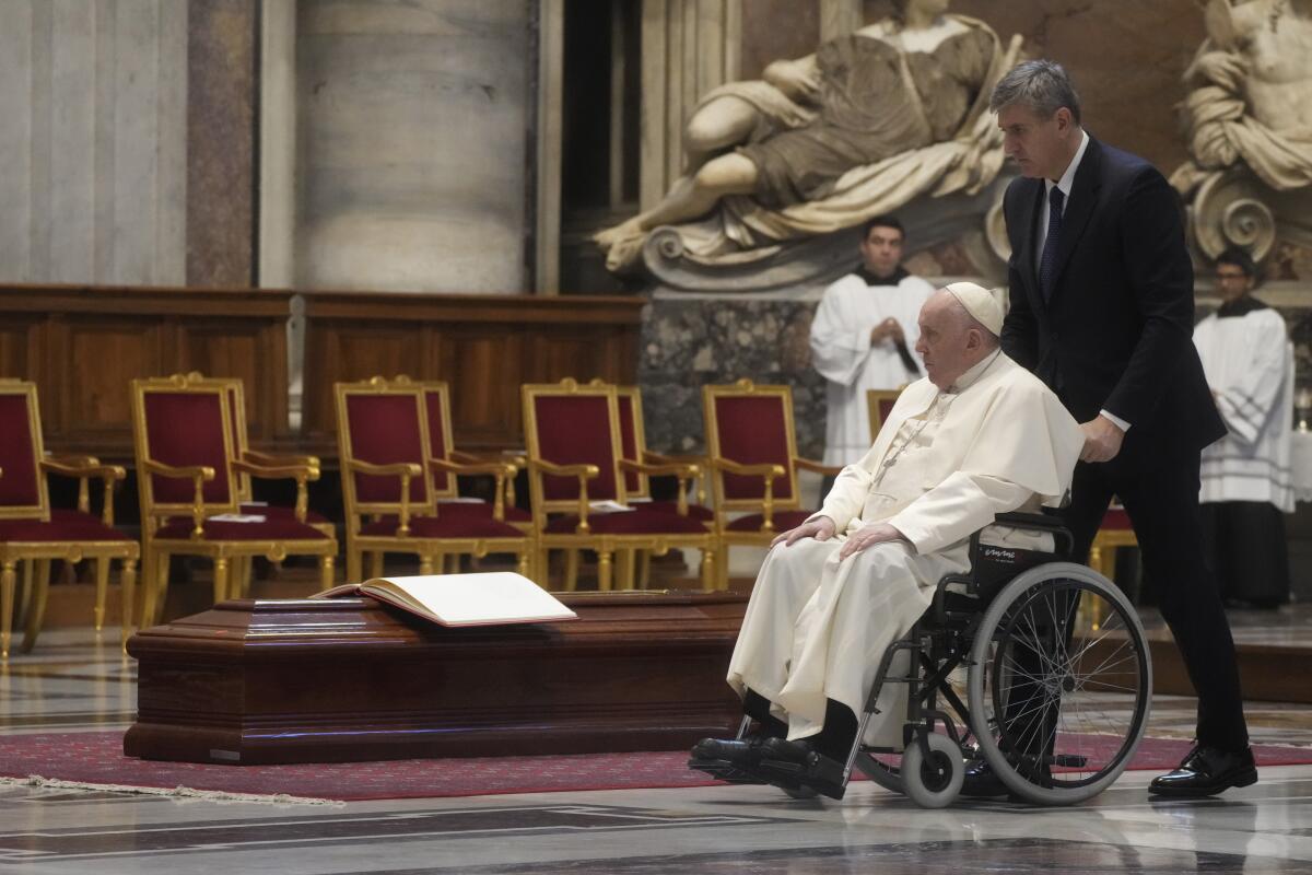 El papa Francisco abandona la Basílica de San Pedro, en el Vaticano,