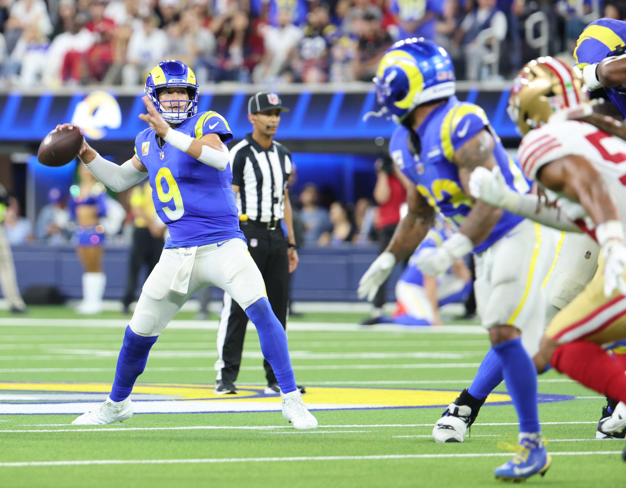 Rams oyun kurucu Matthew Stafford, dördüncü çeyrekte Perşembe günü 49ers'a karşı geçiyor.