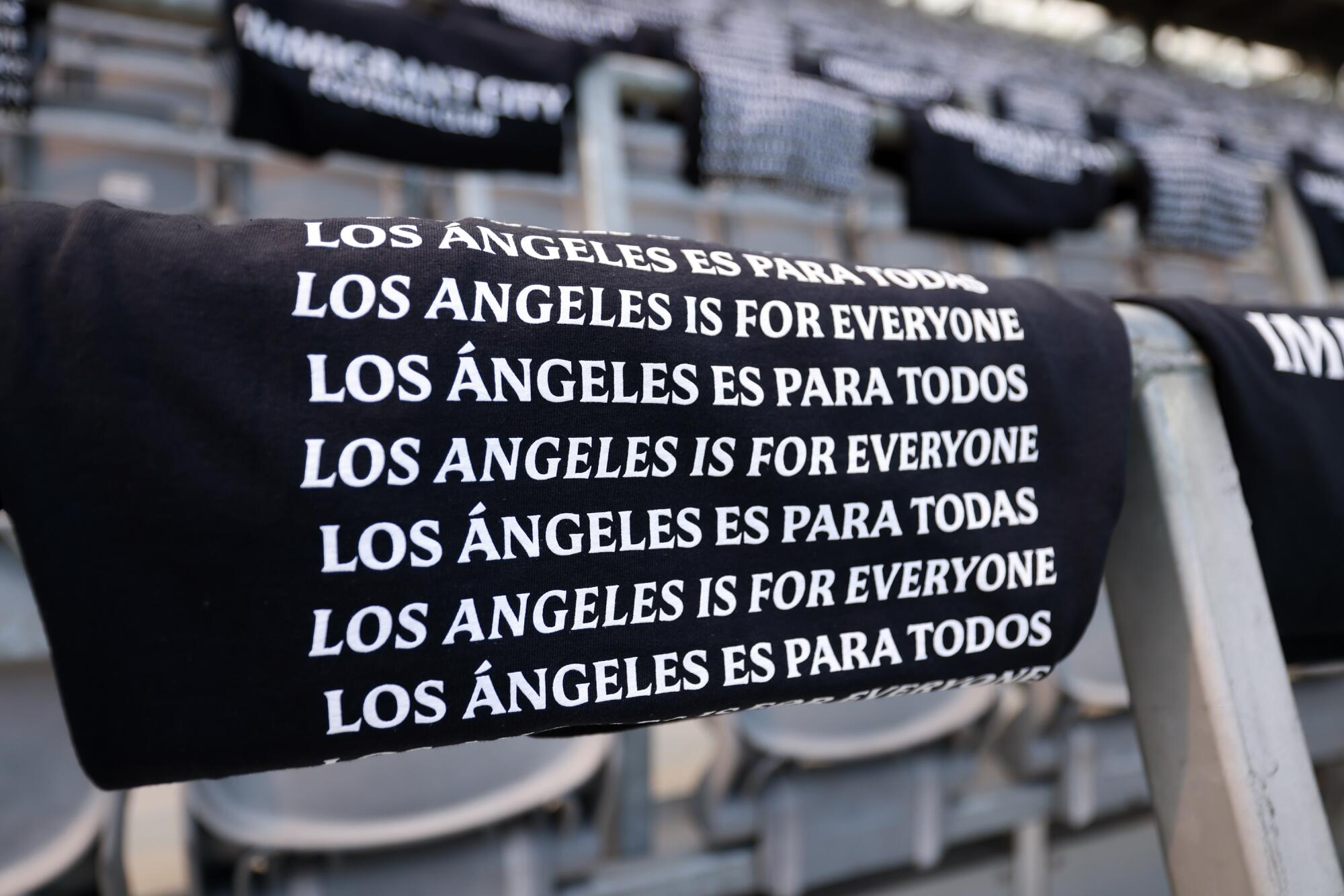 Camisas con las palabras "Los Ángeles es para todos" en inglés y español.