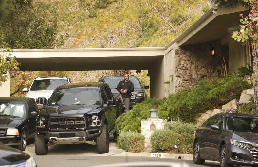 Agentes privados vigilan la casa donde Jacqueline Avant fue asesinada a tiros.
