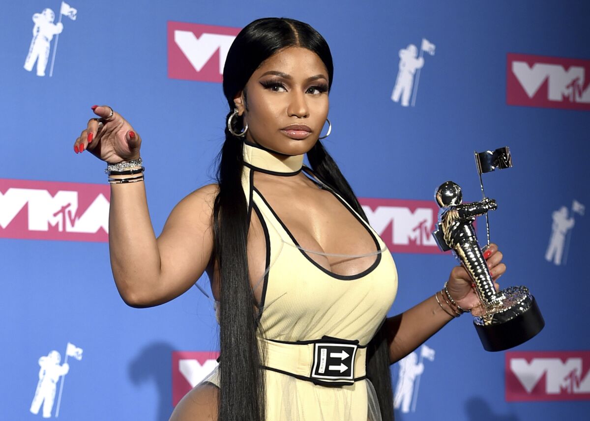 Nicki Minaj posa en la sala de prensa tras ganar el Premio MTV al mejor video de hip hop, por "Chun-Li"