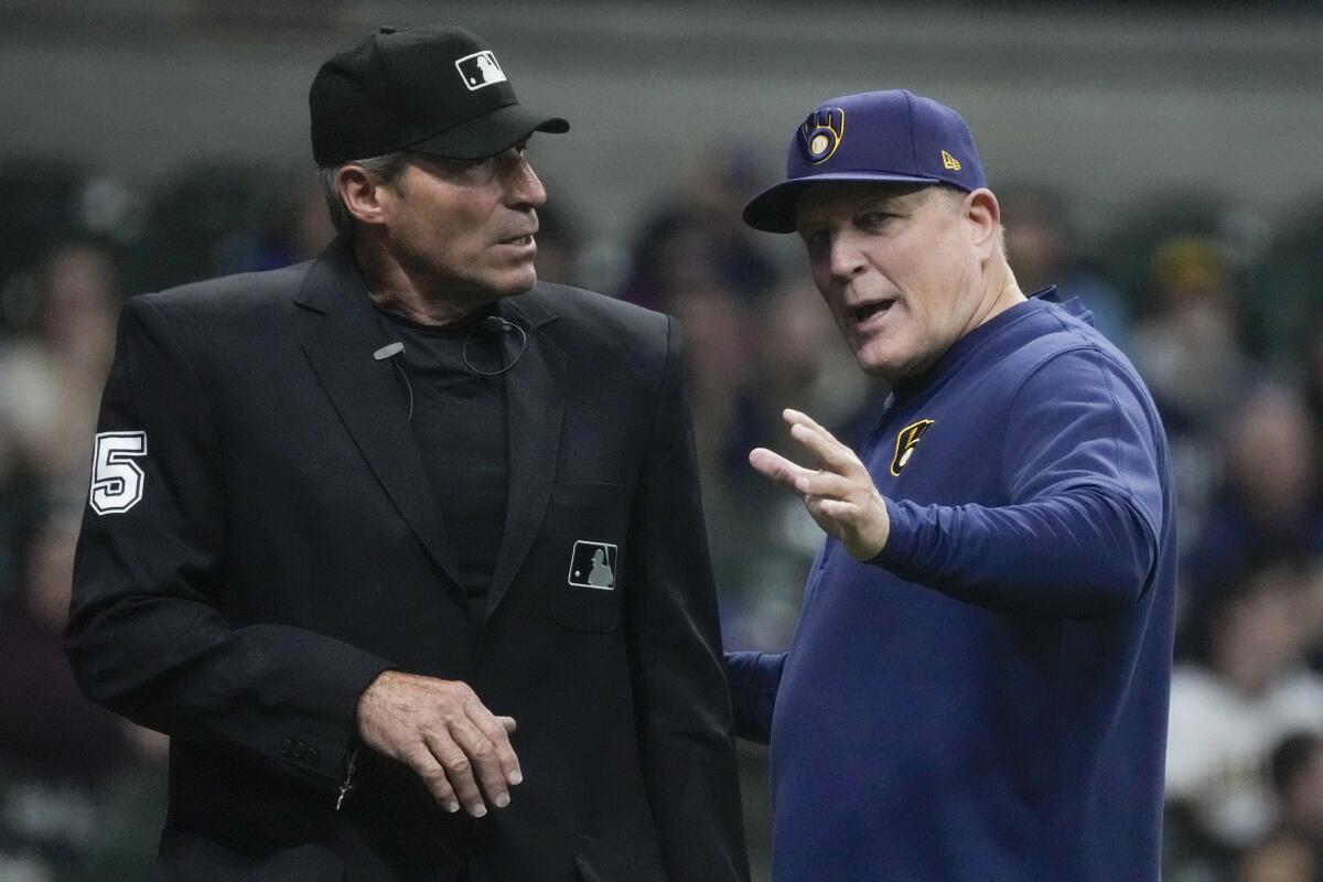 Milwaukee Brewers manager Pat Murphy, right, argues with umpire Angel Hernandez.