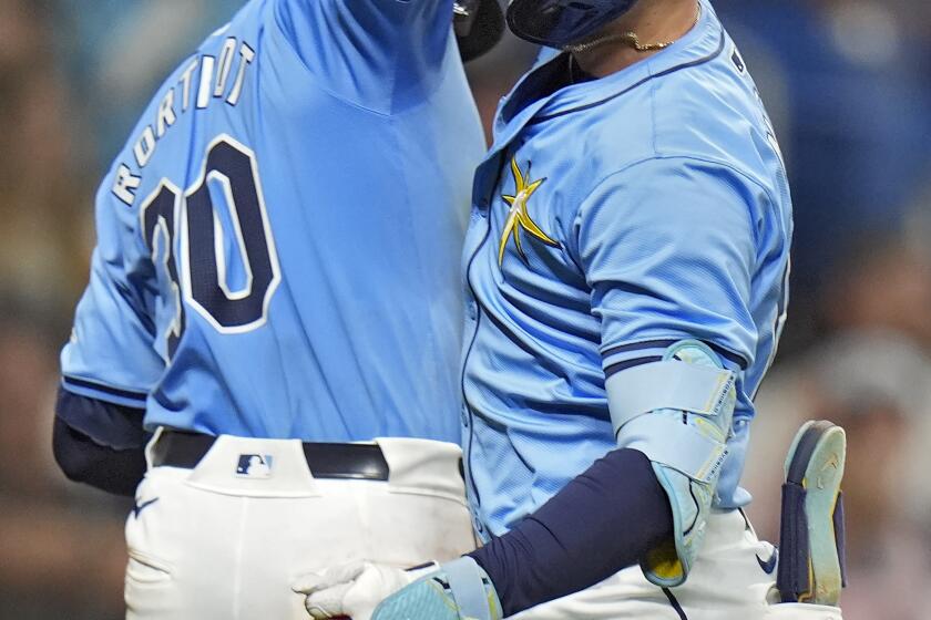 Curtis Mead, derecha, de los Rays de Tampa Bay, celebra con Ben Rortvedt después de que Mead bateara jonrón de dos carreras contra el relevista de los Tigres de Detroit, Will Vest, en la sexta entrada del juego de béisbol, el miércoles 24 de abril de 2024, en San Petersburgo, Florida. (AP Foto/Chris O'Meara)