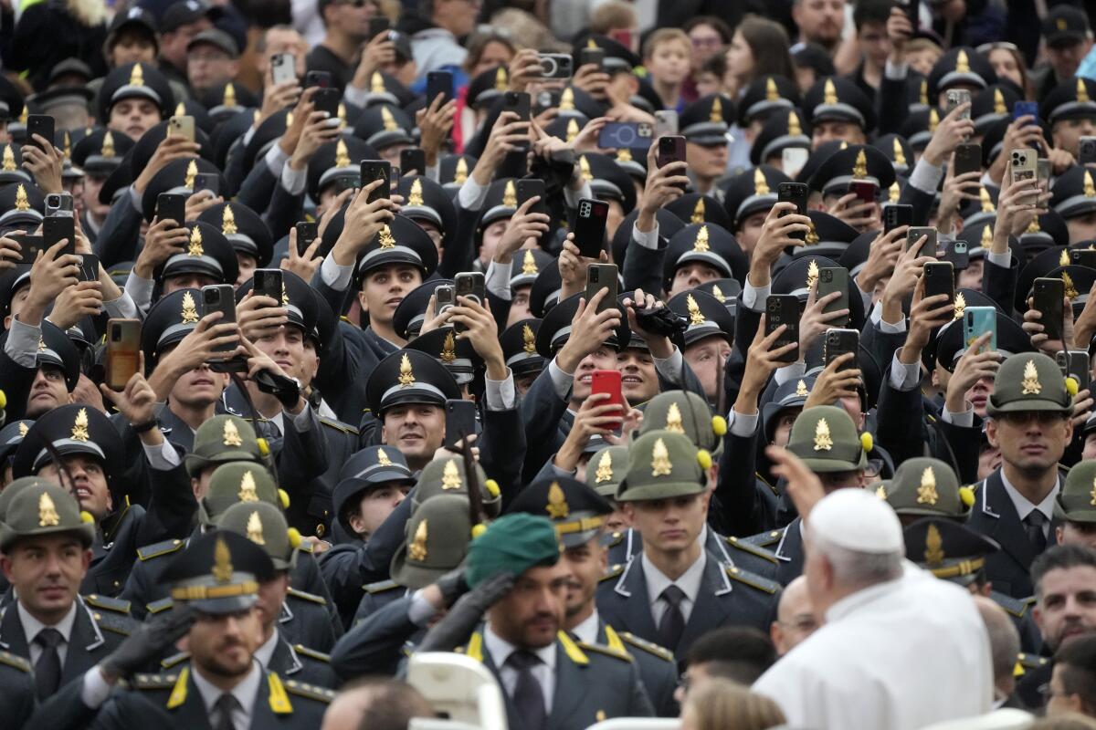 Agentes de la Policía Financiera saludan al papa Francisco a su arribo a la audiencia general semanal 