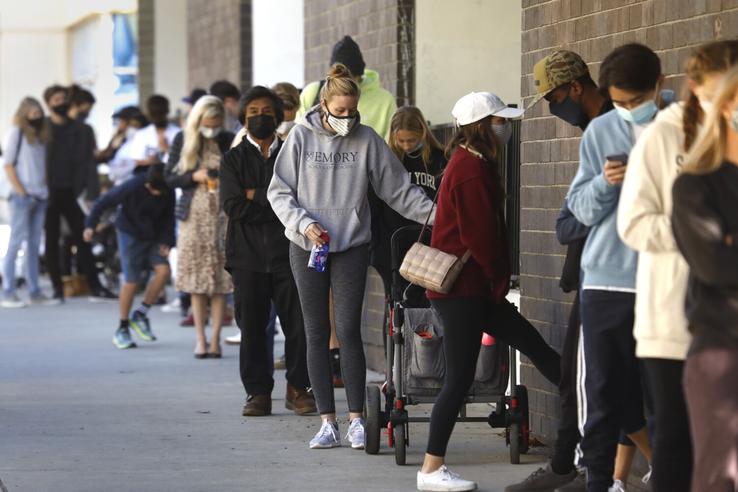 Nearly 250,000 new coronavirus cases in 8 days: Where is L.A. County Omicron surge heading?