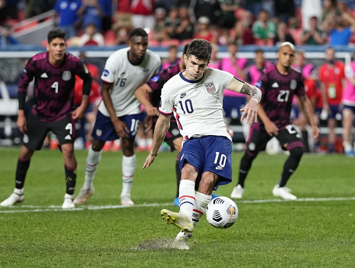 The United States' Christian Pulisic (10) scores off a penalty kick against Mexico 