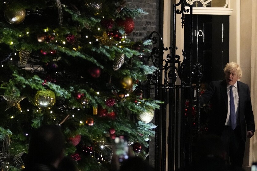 El primer ministro de Gran Bretaña Boris Johnson enciende las luces del árbol de Navidad 