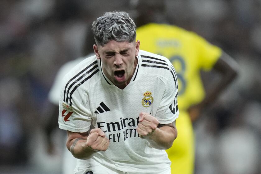 Federico Valverde del Real Madrid celebra tras anotar en el encuentro de la liga española ante el Villarreal el sábado 5 de octubre del 2024. (AP Foto/Bernat Armangue)