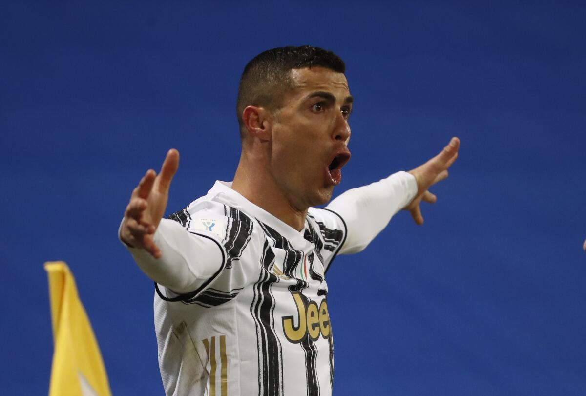Cristiano Ronaldo tras anotar el primer gol de Juventus para vencer 2-0 a Napoli en la final de la Supercopa de Italia.
