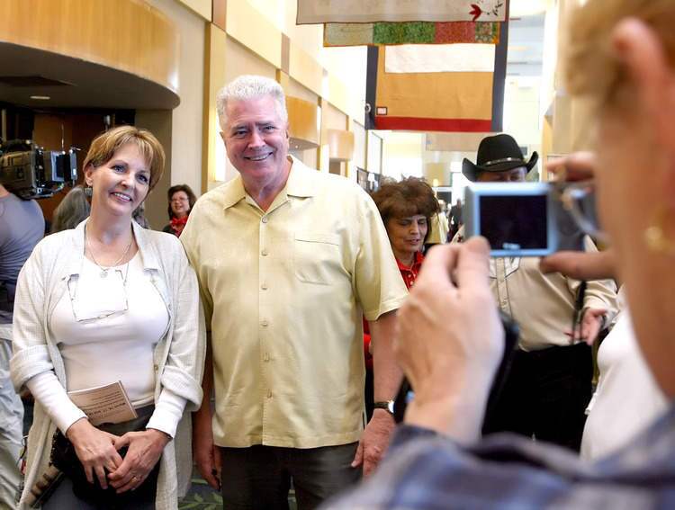 Photo Gallery: California's Gold Huell Howser visits the Glendale Quilt Guild Annual Show