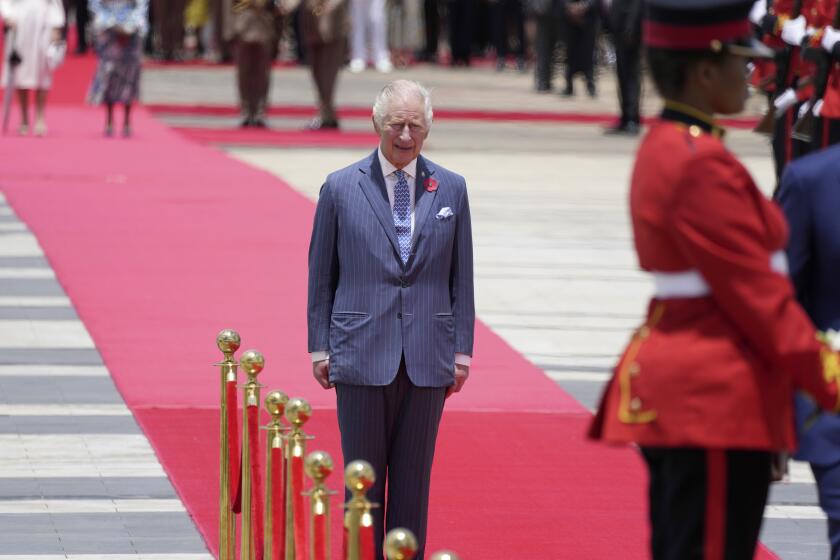 El rey Carlos III llega a los Jardines de Uhuru parra presentar una ofrenda floral en honor de los que perdieron su vida en la lucha por la independencia de Kenia, en Nairobi, el martes 31 de octubre de 2023. (AP Foto/Brian Inganga)