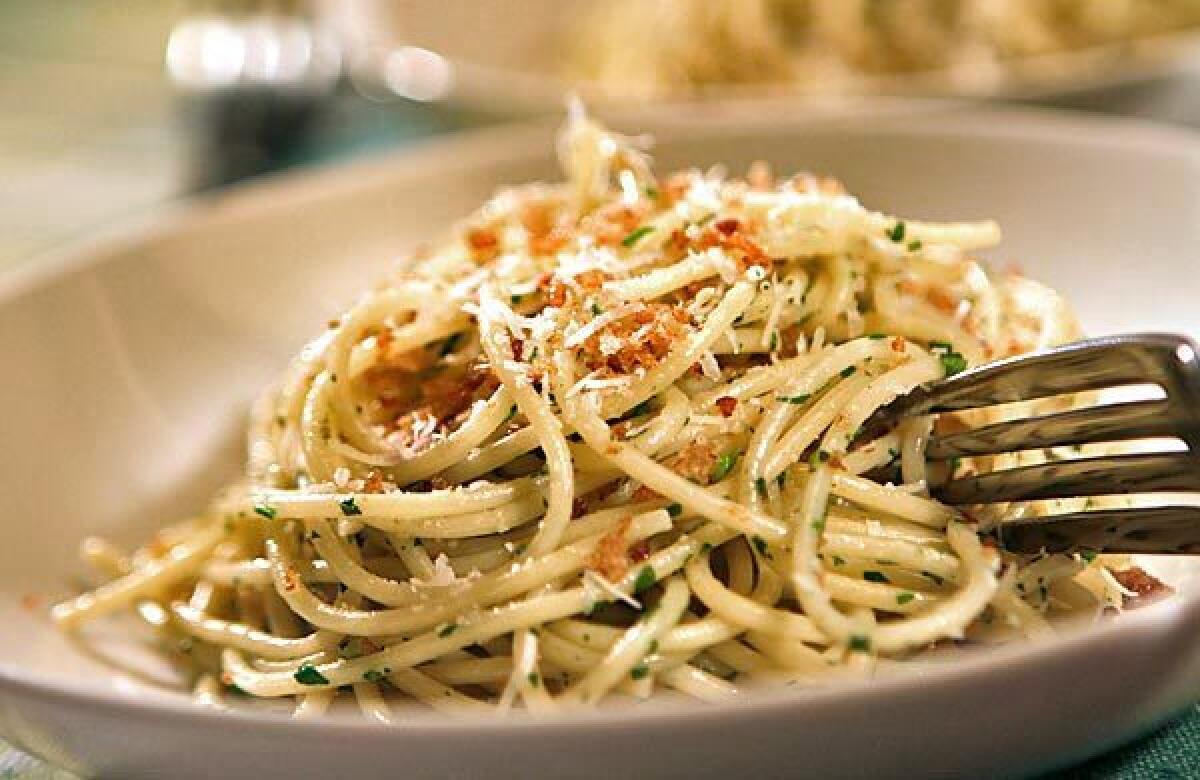 Spaghetti with arugula and garlic bread crumbs
