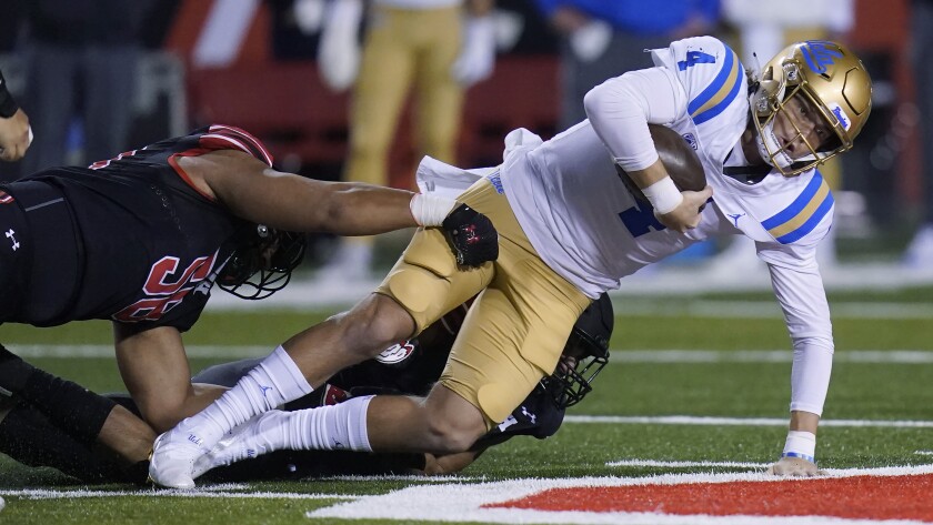 UCLA-Quarterback Ethan Garbers wird in der ersten Hälfte von Utah Defensive Tackle Junior Tafuna in Angriff genommen.