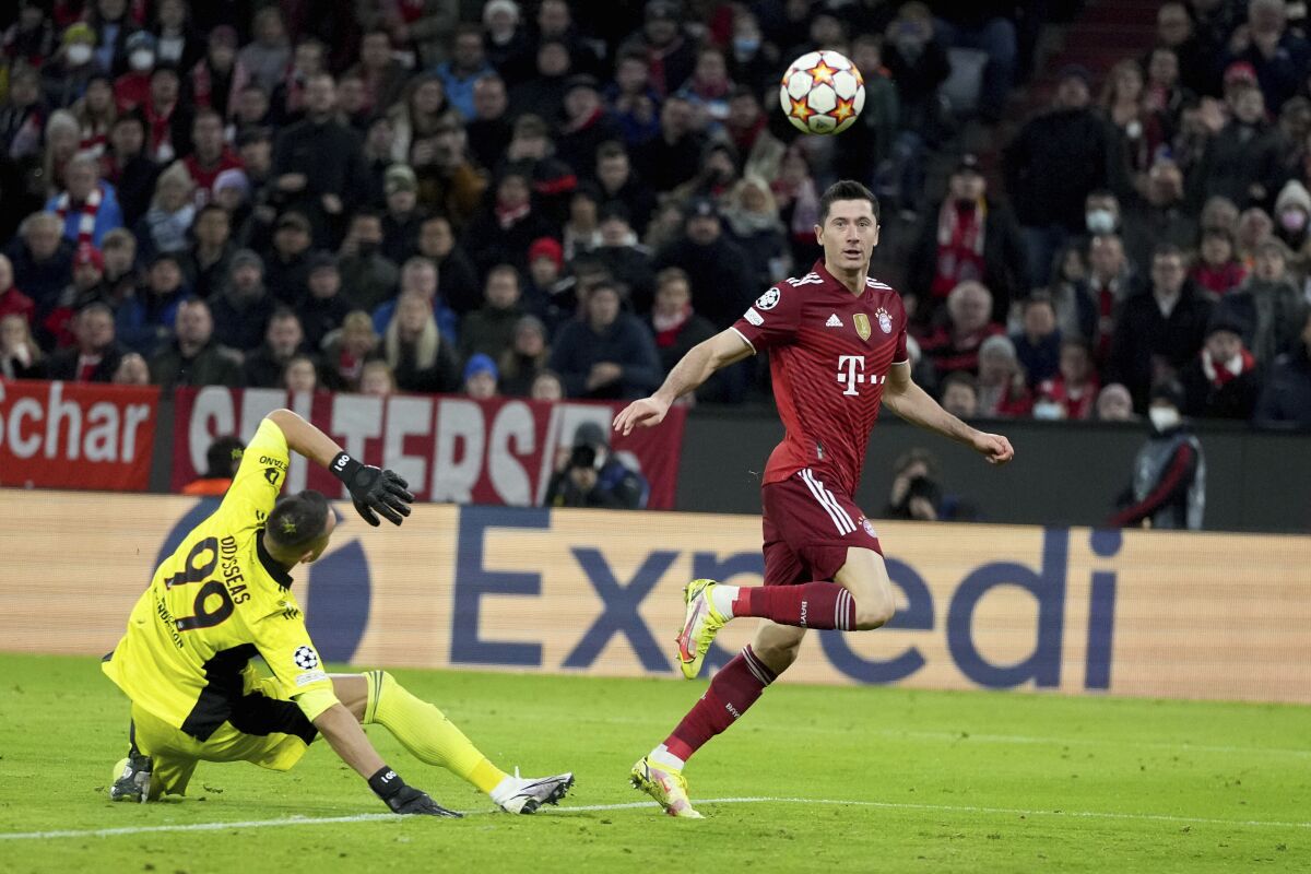 Bayern's Robert Lewandowski right, scores his side's fourth goal during the Champions League group E soccer match between Bayern Munich and Benfica Lisbon in Munich, Germany, Tuesday, Nov. 2, 2021.(AP Photo/Matthias Schrader)