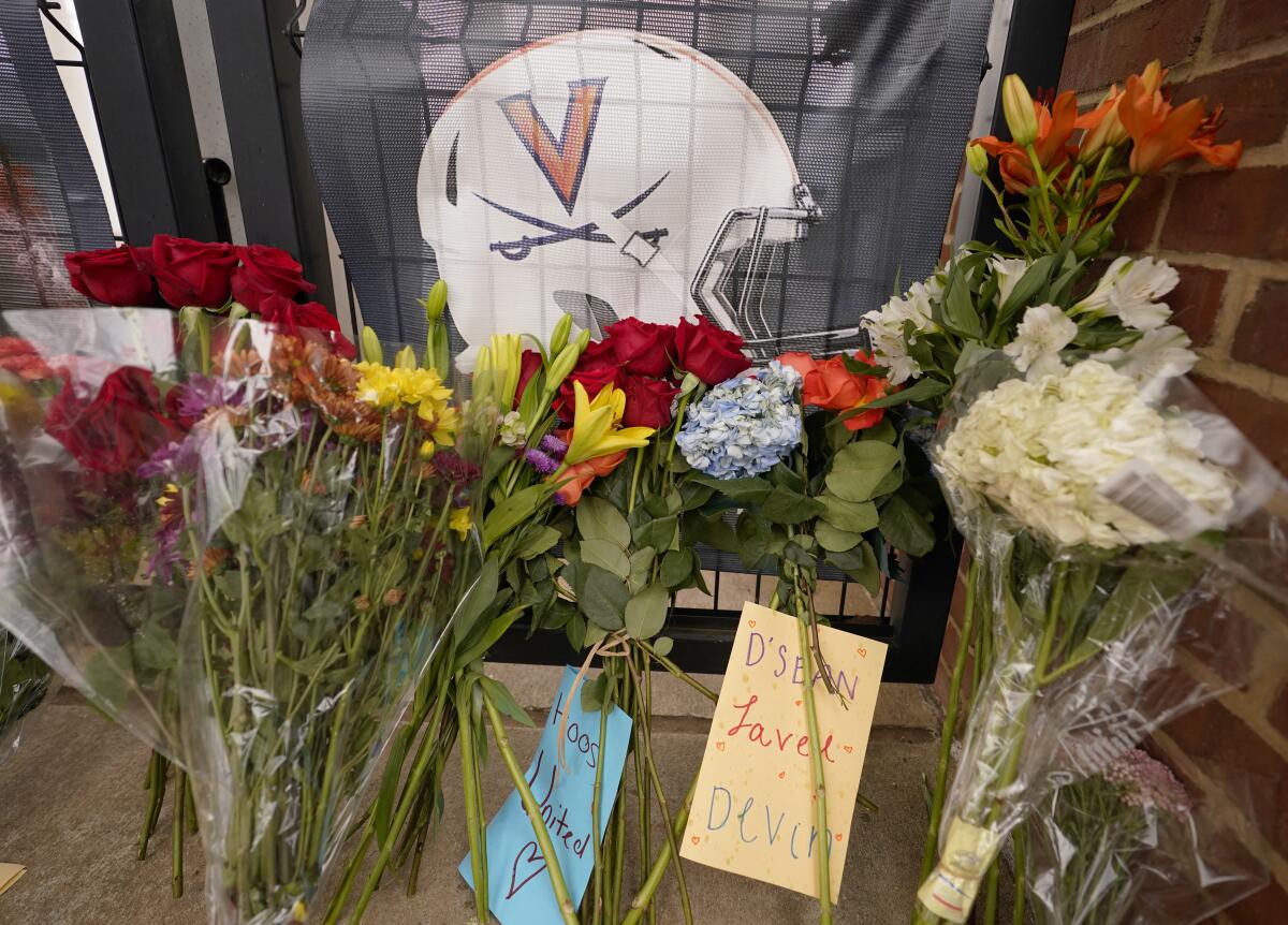 Flores y notas en un sitio de homenaje en el Scott Stadium, el martes 15 de noviembre de 2022