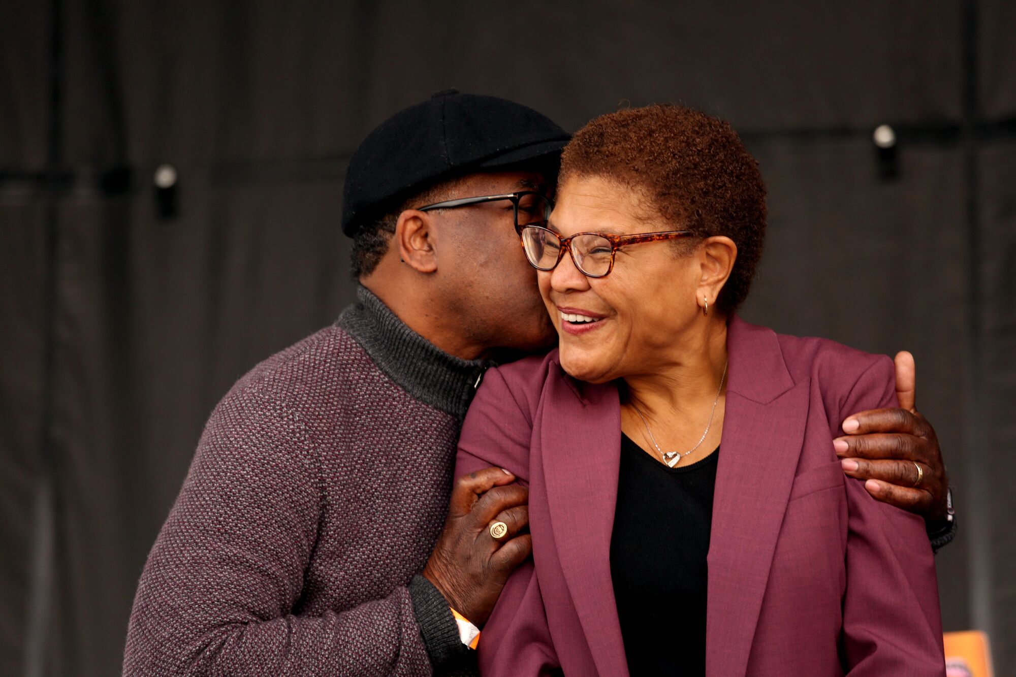 Le conseiller municipal suspendu de Los Angeles, Mark Ridley-Thomas, donne un baiser de soutien à la maire élue de Los Angeles, Karen Bass 