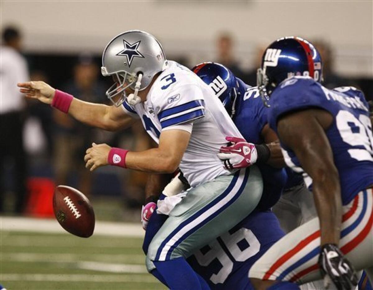 New York Giants defensive tackle Barry Cofield holds up a