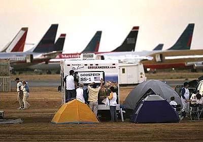 RV campers at Mojave Airport put up a sign reading "Godspeed SS1", a message of encouragement to the SpaceShipOne crew on the eve of the first non-governmental space flight.