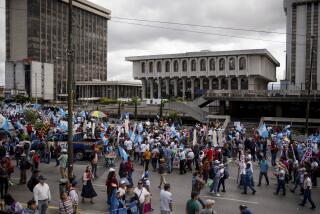 ARCHIVO - Manifestantes marchan frente al Palacio de Justicia, sede de la Corte Suprema, mientras conmemoran la Revolución de 1944 en la Ciudad de Guatemala, el 20 de octubre de 2023. En la semana del 19 de abril de 2024, Guatemala comenzó nuevamente el proceso de elección de jueces a los más altos tribunales. (AP Foto/Santiago Billy, Archivo)