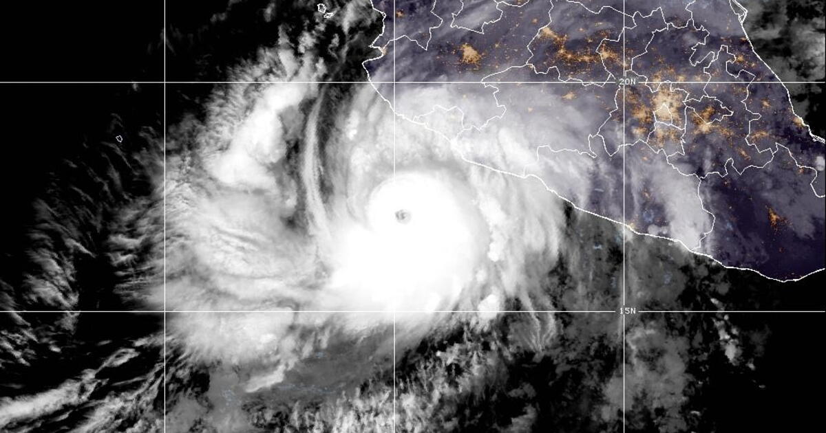 Photograph accompanying Category 4 Hurricane Simon closes on west-central Mexico with winds near 155 mph
