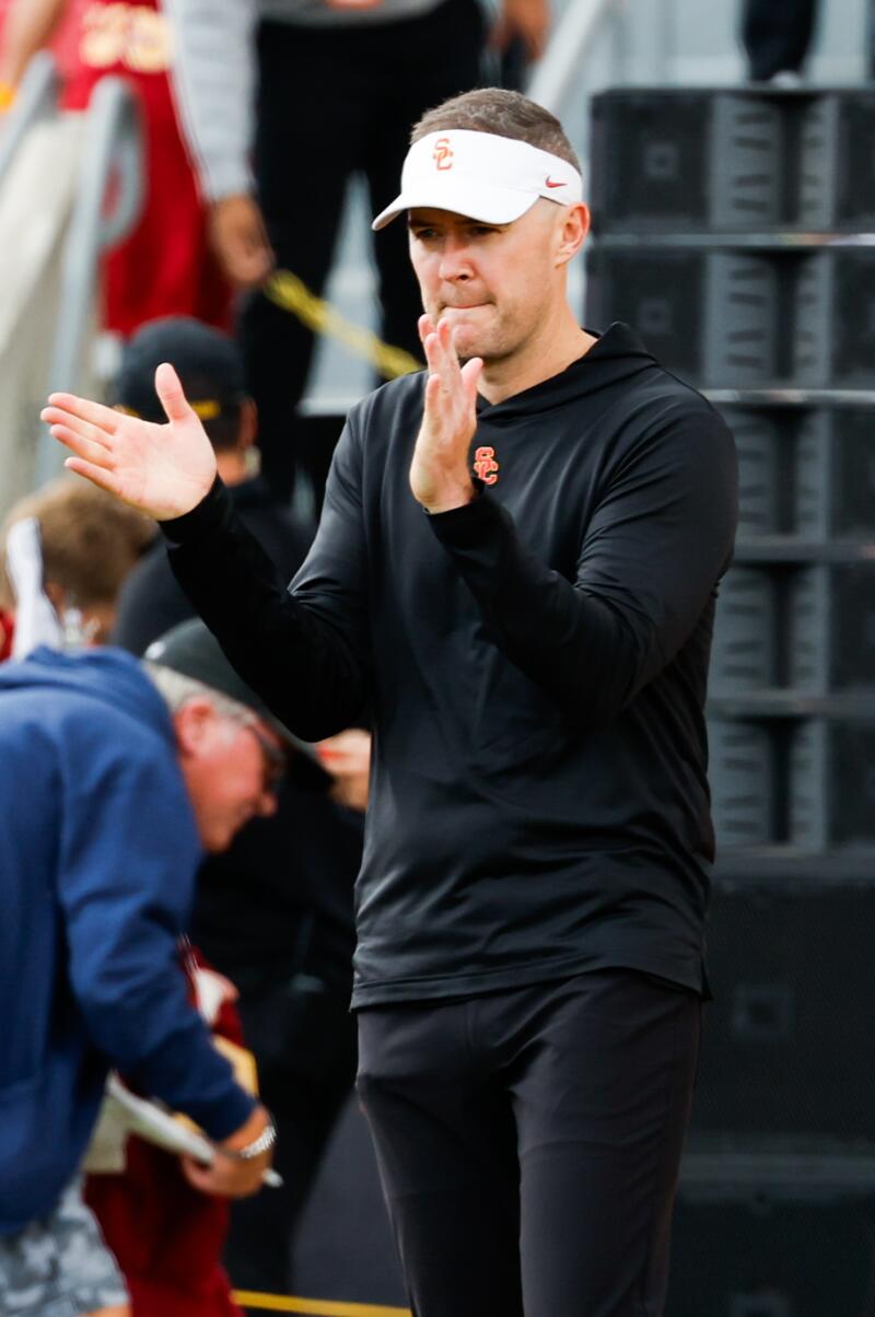 LOS ANGELES, CA - NOVEMBER 18: USC Trojans head coach Lincoln Riley claps.