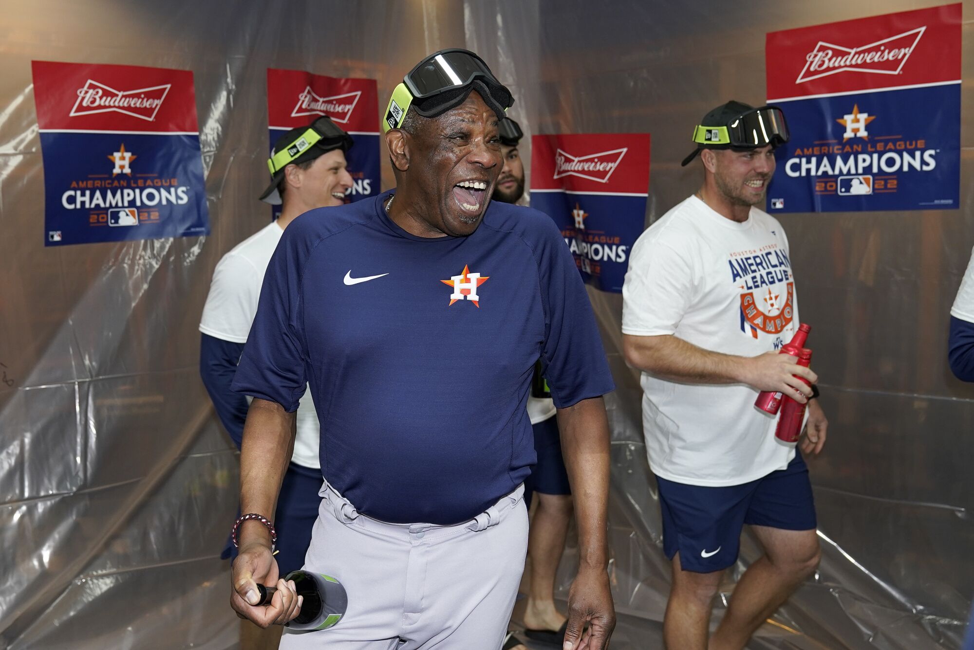 Le manager de Houston, Dusty Baker Jr., célèbre avec son équipe dans le vestiaire