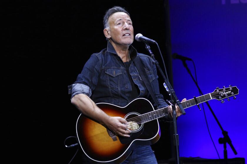  Bruce Springsteen canta en un concierto benéfico 