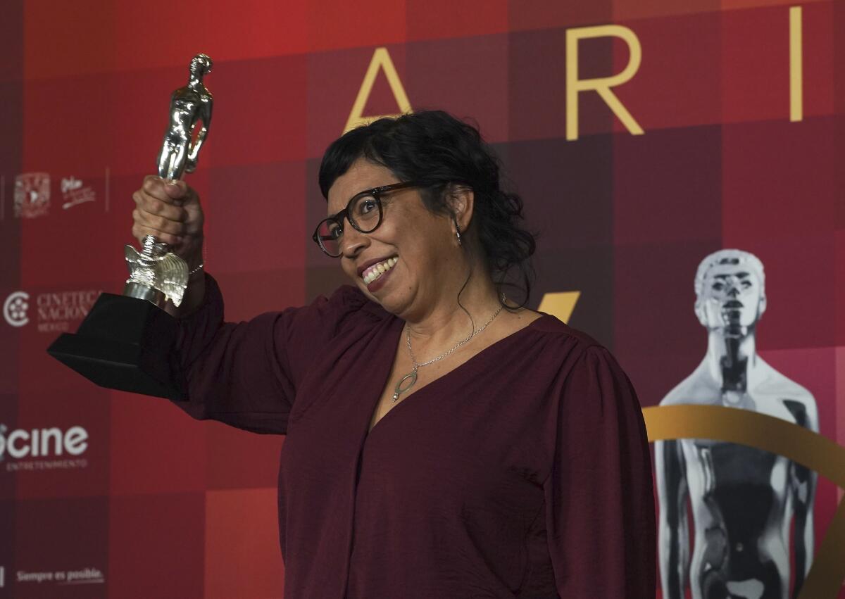 Tatiana Huezo con el premio a mejor película por "Noche de fuego" 