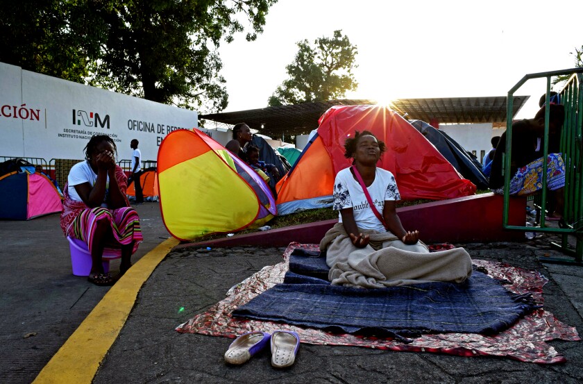 Los migrantes africanos rezan fuera del centro de detención de migrantes Siglo XXI, en Tapachula, estado de Chiapas, México, exigiendo a las autoridades migratorias mexicanas que aceleren sus visas humanitarias que les permitirían cruzar México en su camino hacia EE.UU.